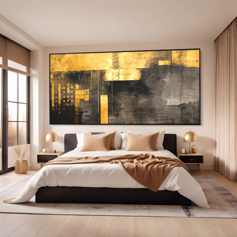 Tablou canvas cu pictura abstracta cu forme geometrice aurii, in rama de aluminiu negru, pe perete intr-un dormitor